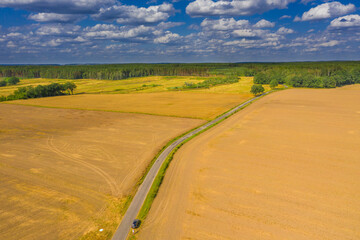 Fototapeta na wymiar Widok z drona na pradolinę rzeki Bóbr w zachodniej Polsce, w oddali widać zabudowania wsi Miodnica. Widok z drona.