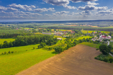 Widok z drona na pradolinę rzeki Bóbr w zachodniej Polsce, w oddali widać zabudowania wsi...