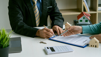 Real estate agents talk to customers on leases. Or buy a home with home loan offers and home insurance with rent.