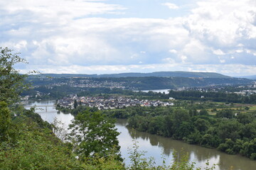 Fototapeta na wymiar Blick über Koblenz-Niederwerth, Ortsteil auf der Rheininsel