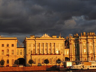 Obraz premium The architecture of buildings in St. Petersburg, an old unified building. Beautiful houses of St. Petersburg. The urban landscape created under Peter the Great.