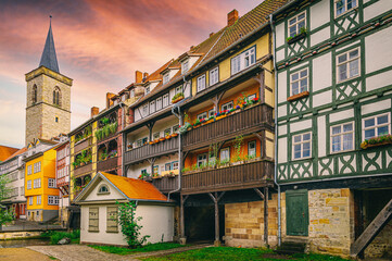 Kr&auml;merbr&uuml;cke in Erfurt mit Kriche und Fachwerkh&auml;usern