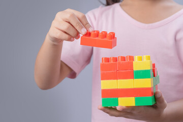 A girl is building blocks at home.