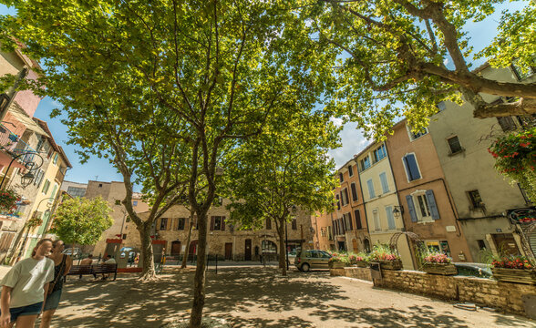 Fototapeta Place ensoleillée à Manosque, Alpes-de-Haute-Provence, France