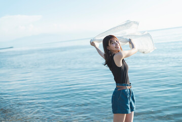 夏の海の女性