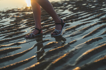 夕暮れの海にいる女性