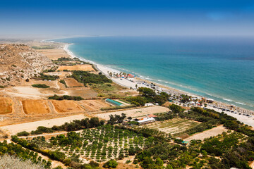 Küstenverlauf mit Strand, Meer, Olivenbaum Plantagen von hoher Klippe aus gesehen