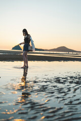 Fototapeta premium 夕暮れの海にいる女性