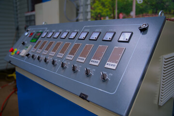 Industrial machine to control an extruder in a recycling plant