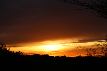 Farbenfroher sonnenuntergang an der Ostsee im Herbst