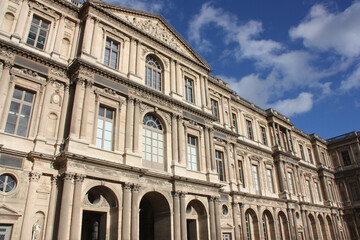 Fototapeta na wymiar Palais à colonnes à Paris, France