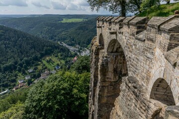 Fototapeta na wymiar Aussicht über das Polenztal über die Sächsische Schweiz von Burg Hohnstein