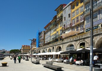 Naklejka na ściany i meble Traditional facades in Porto - Portugal 