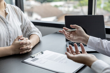 The HR department is explaining in detail the recruitment qualification for the position of the applicant's interest. and check resume applications. The concept of personnel allocation to work.