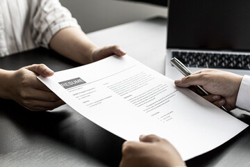 Applicants submit resumes to managers for job interviews, the resume should contain important information about themselves to make it easier to get a chance to be considered for a job offer.