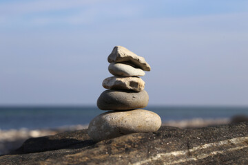 Kieselstein Pyramide am Ostsee Strand im Herbst