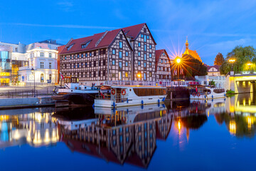Obraz premium Bydgoszcz. City embankment along the river at sunrise