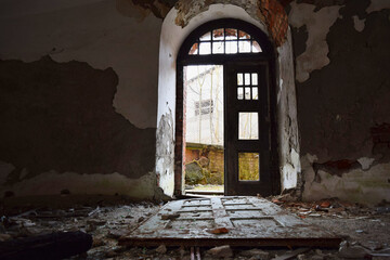 Drzwi w opuszczonym budynku starego młyna