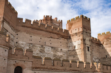 Fototapeta premium Detalle murallas almenadas de ladrillo del castillo medieval de La Mota en Medina del Campo, España