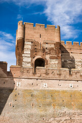 Torre defensiva almenada en el castillo medieval de La Mota en Medina del Campo, España