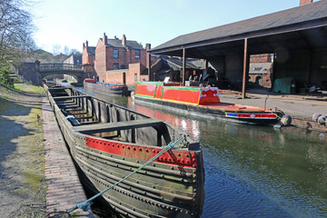 Fototapeta na wymiar Narrow boats on the Dudley Canal 