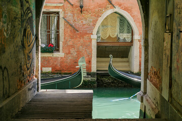 Fototapeta na wymiar Typical traffic of gondolas through the streets of the magic Venice, Italy