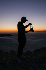 Un hombre excursionista mirando el atardecer junto a la frontera de Benzú