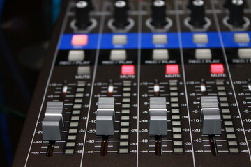 audio mixing console