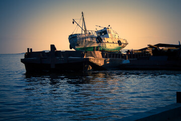 Fototapeta premium fishing boat at sunset