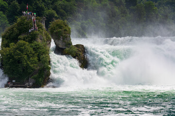 Der Rheinfall bei Schaffhausen bei Hochwasser