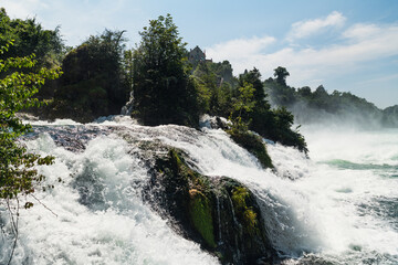 Der Rheinfall bei Schaffhausen bei Hochwasser