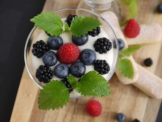 Waldbeeren-Creme mit Löffelbiskuits