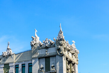 Obraz premium House with chimeras in Kiev, Ukraine. Art Nouveau building with sculptures of the mythical animals was created by architect Vladislav Gorodetsky between 1901 and 1903.