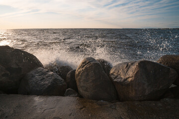 Obraz premium Powerful splashing waves by the rocks in Tallinn, Estonia, Europe. Beautiful sunny day.