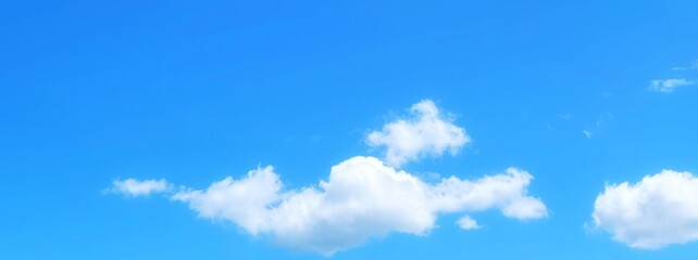 青空に浮かぶ白い雲のイラスト