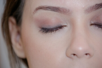 Fototapeta premium Linda mulher com maquiagem e batom sobre olhar lindo exuberante.