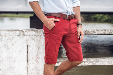 Fototapeta Moda męska, krótkie spodnie czerwone, bordowe, zdjęcie baner na reklamę. obraz