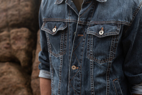 Męska kurtka jeansowa niebieska, zdjęcie reklamowe zbliżenie.