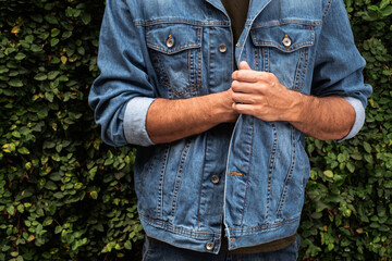 Męska kurtka jeansowa niebieska, zdjęcie reklamowe zbliżenie.