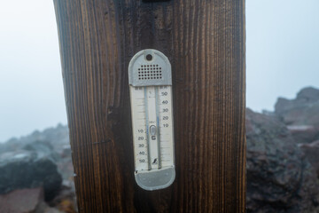 栃木県那須郡那須町の那須岳に霧の中で紅葉を見るために登山している風景 A view of climbing Mt. Nasu in Nasu-machi, Nasu-gun, Tochigi Prefecture, to see the autumn leaves in the fog.
