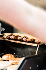 Rindfleisch Burger für Hamburger auf dem Grill mit Käse und Zwiebeln überbacken