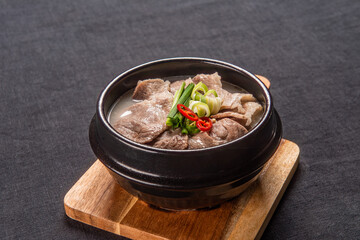 돼지 육수와 소 육수를 섞어 만든 맛있는 돼지국밥