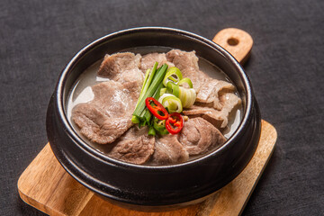 돼지 육수와 소 육수를 섞어 만든 맛있는 돼지국밥