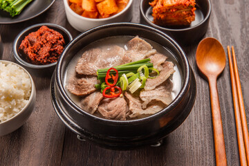 돼지 육수와 소 육수를 섞어 만든 맛있는 돼지국밥