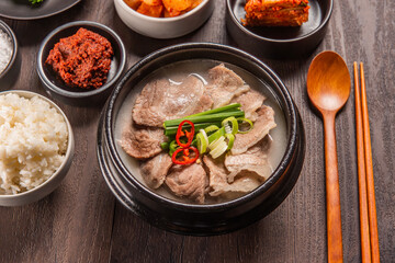 돼지 육수와 소 육수를 섞어 만든 맛있는 돼지국밥