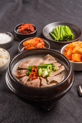 돼지 육수와 소 육수를 섞어 만든 맛있는 돼지국밥