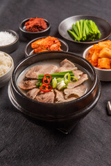 돼지 육수와 소 육수를 섞어 만든 맛있는 돼지국밥