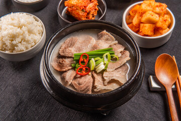 돼지 육수와 소 육수를 섞어 만든 맛있는 돼지국밥