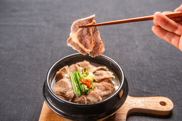 돼지 육수와 소 육수를 섞어 만든 맛있는 돼지국밥