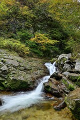 Obraz premium 晩秋の秋保大滝でみた小さな滝のダイナミックな流れ＠宮城